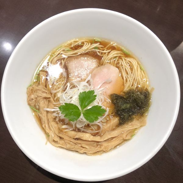 「【限定中華そば】旨味の六重奏 (醤油) ￥880」@中華そば 輝羅の写真