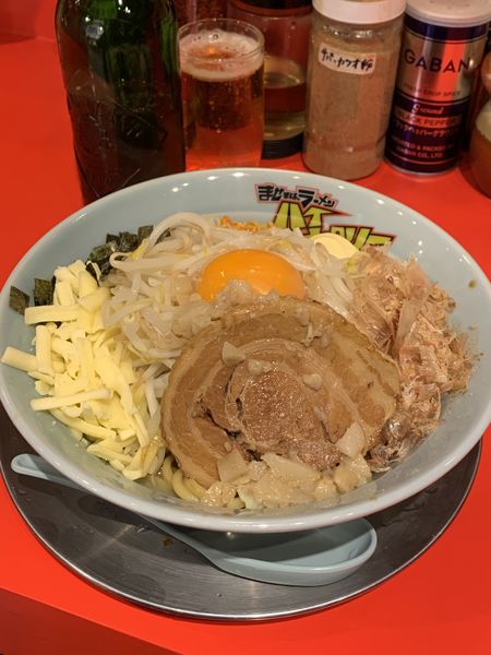 「まぜそば 豚一切れ(クーポン半額450円)ビール500円」@ハイカロリー学園の写真