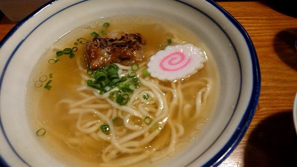 「翔鶴流ソーキそば(お品書きはらーめん)」@上州地鶏ラーメン 翔鶴の写真