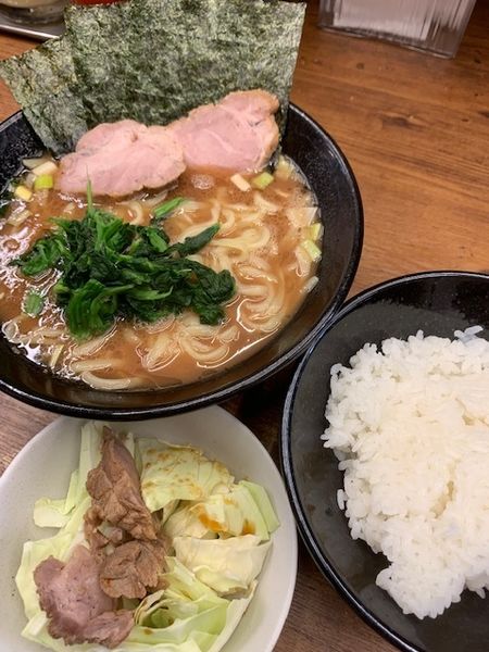 「並 700円　キャベチャー 100円　無料ライス」@横浜家系らーめん 武道家 吉祥寺店の写真