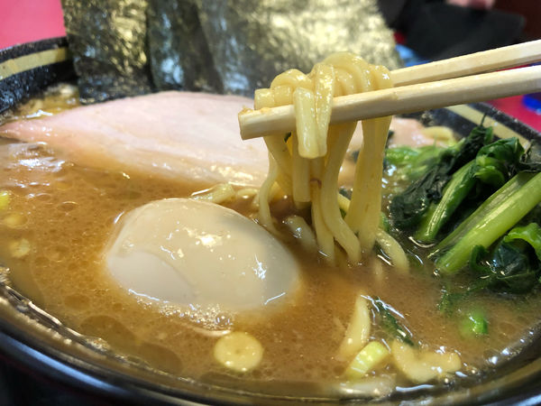 「醤油とんこつラーメン　味玉　810円」@家系ラーメン 王道 いしいの写真
