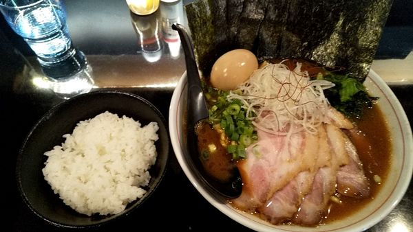 「スペシャルとんこつ醤油大盛り1150円+ライス100円」@SHOWTIME-Ramen-の写真