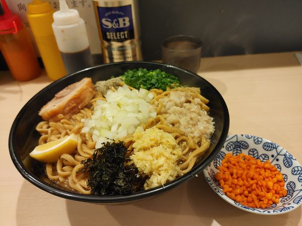 「ニボニボ混ぜそば６００ｇ・しょうが(辛揚げ別アブラ煮干し粉)」@鷹の目 蒲田店の写真