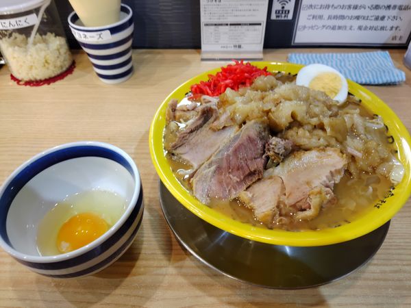 「豚そば麺柔め脂増し紅生姜生卵」@茨城豚そば 特龍 水戸堀町店の写真