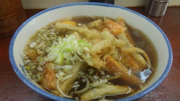 「かけそば 280円＋ごぼう天 100円＋月見 50円」@鈴家の写真