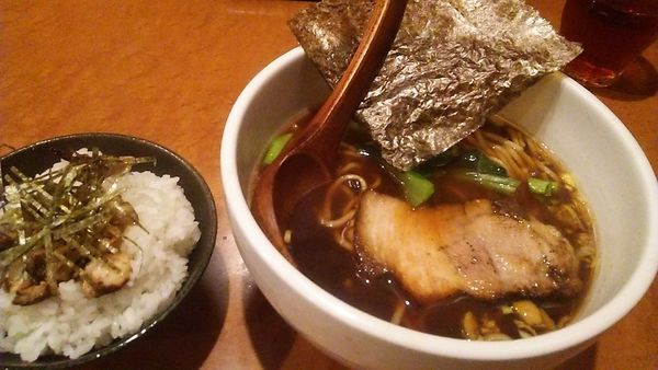 「らーめん（醤油薄口） 690円＋ネギ豚ごはん 100円」@本八幡だんちょうてーの写真
