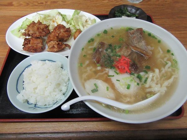 「ソーキそば半ライス付き（９８０円）＋鶏の唐揚げ５８０円」@沖縄食堂 つた家の写真