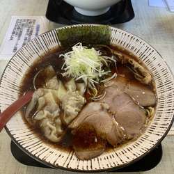 黒醤油ワンタン麺