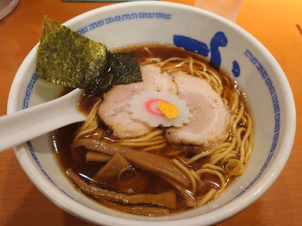 「らーめん（醤油）800円＋黒霧島」@たけちゃんにぼしらーめん 調布店の写真