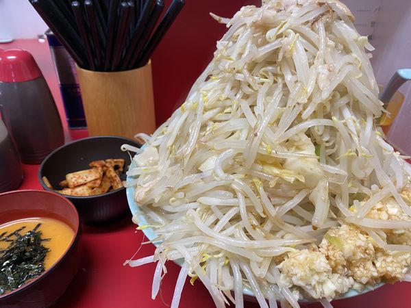 「大ラーメンW＋全マシマシ＋メンマ＋生とじ玉子」@ラーメン二郎 新宿歌舞伎町店の写真