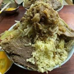 国産ブタメン＋大(800g)＋ヤサイ＋別皿アブラ＋生卵＋全部