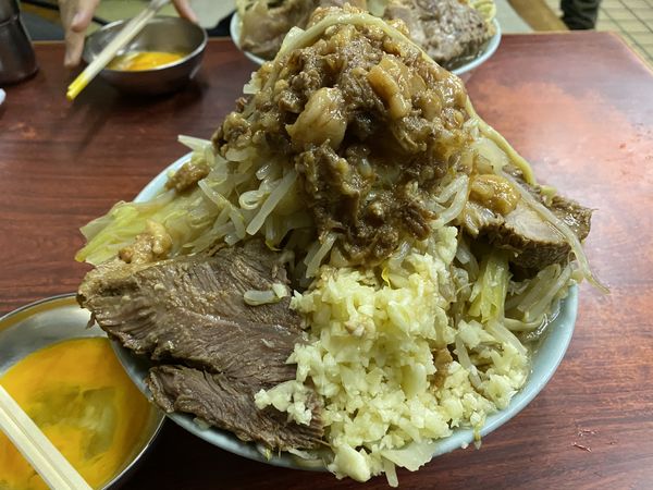 「国産ブタメン＋大(800g)＋ヤサイ＋別皿アブラ＋生卵＋全部」@ラーメン富士丸 神谷本店の写真