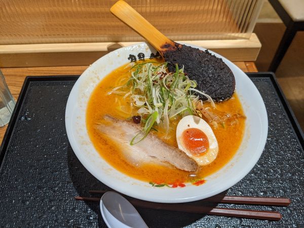 「焼き味噌らぁめん　890円　大盛り無料（期間限定）」@開花屋 楽麺荘 御在所SA店の写真