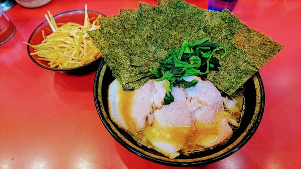 「チャーシューメン(麺硬め･味濃いめ)+海苔･木耳･細切りネギ」@家系総本山 ラーメン吉村家の写真