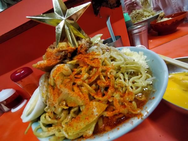 「ラーメン・大・生卵・豚滓脂（麺固め・ちょい野菜・ニンニク）」@ラーメン富士丸 神谷本店の写真
