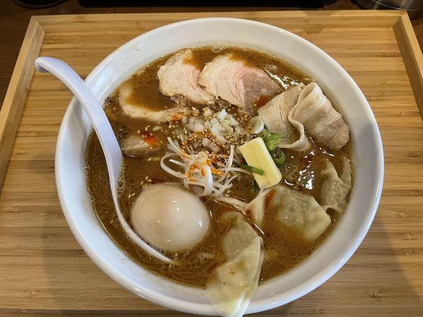「味噌バターラーメン1100円+煮卵100+肉雲呑120」@らぁめん 麺彩家の写真