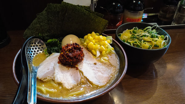 「限定/SP味噌海老辛乗せ+中盛り+ネギめし」@ラーメン 大山家 昭島店の写真