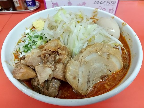 「辛味噌ラーメン小(辛さ２倍 ネギ ショウガ)＋くずし豚＋味玉」@らー麺 ぶたのジョーの写真