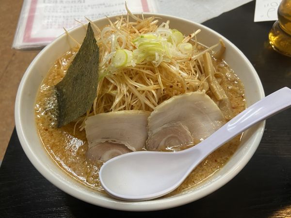「ハッスルラーメン特盛+ネギ+うま辛　脂多め」@ハッスルラーメンホンマ 亀戸本店の写真