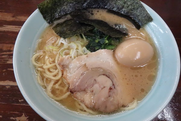 「一品堂らーめん+煮玉子」@らーめん一品堂の写真