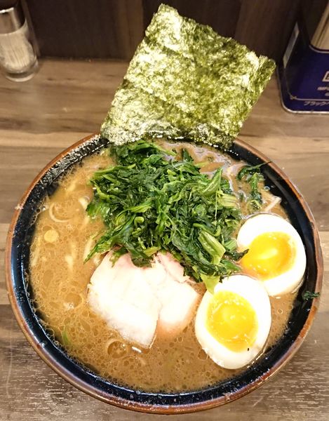 「玉子ラーメン＋ほうれん草」@神田ラーメン わいず 神田本店の写真