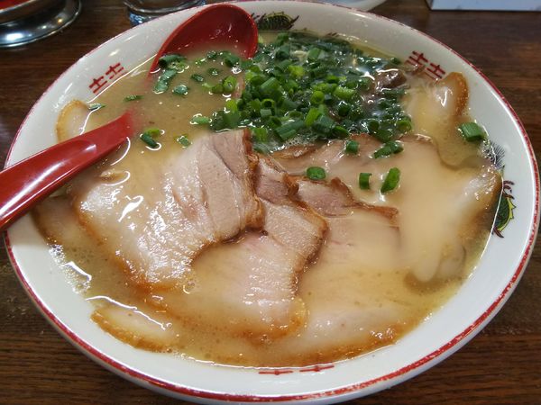 「【限定】国産豚肉チャーシューの長浜らぁめん　＋替玉：バリカタ」@らあめん 寸八 総本店の写真