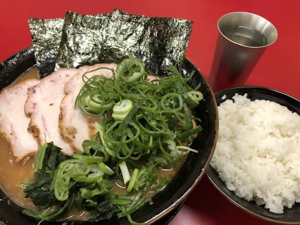 「チャーシューメン5枚中盛固め薬味ネギライス大盛」@柏 王道家の写真