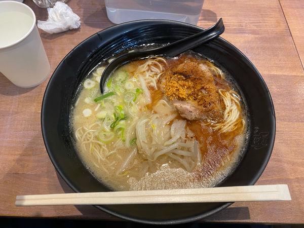 「黒博多ラーメン」@博多麺神 東上野店の写真