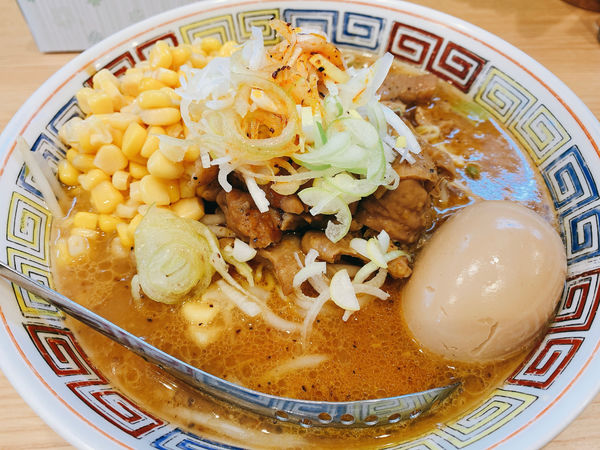 「赤味噌ホルモンらーめん 味玉付」@ほっこり中華そば もつけの写真