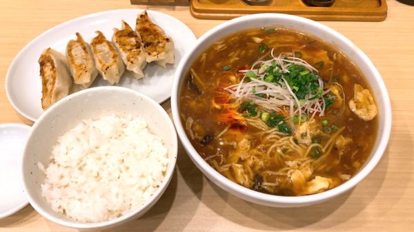 「酸辣湯麺 無料半ライス+手作り焼き餃子」@中華お食事処 つばさの写真