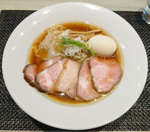 「特製中華蕎麦＜醤油＞（手もみ太麺）」@宍道湖しじみ中華蕎麦 琥珀 東京本店の写真