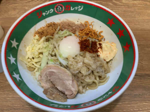 「まぜそば(並卵付ニンニク以外全増し880円)」@ジャンクガレッジ 北浦和店の写真