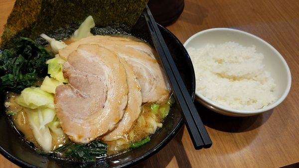 「チャーシュー麺(固め・濃め)+キャベツ+ライス中」@横浜家系 ラーメン銀家の写真
