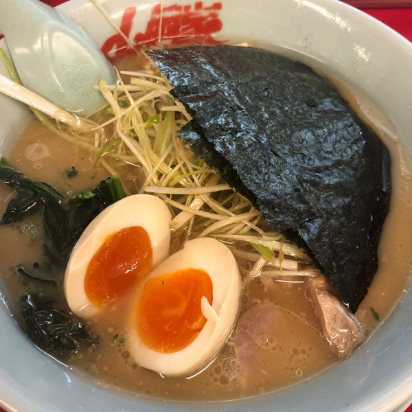 「醤油ネギラーメン　770円　味玉」@ラーメン山岡家 大泉店の写真