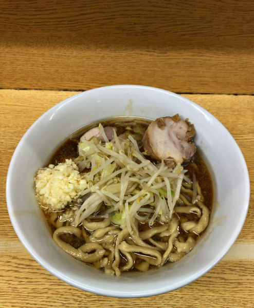 「ラーメン 780円　麺半分・ヤサイ少な目にんにくで」@ラーメン二郎 環七新新代田店の写真