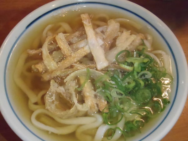 「ごぼう天うどん550円、かしわにぎり1ヶ150円」@かろのうろんの写真