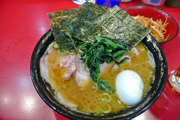 「中盛チャーシュー麺970円白玉20円辛味噌ネギ100円ビール」@家系総本山 ラーメン吉村家の写真