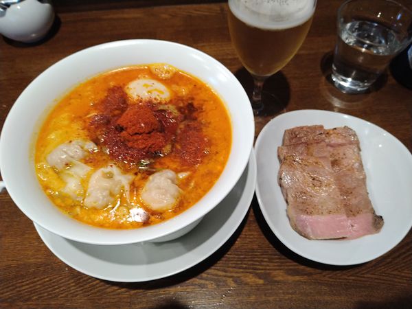 「麻辣坦坦麺+味玉+ワンタン+炙りチャー+ビール¥2290-」@創作麺工房 鳴龍の写真