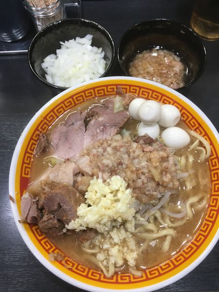 「ラーメン(ニンニクアブラ)玉ねぎ＋うずら」@えどもんどの写真