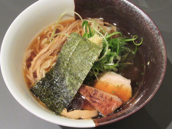 「鶏醤油らーめん（850円）」@黄金拉麺 鶏のおかげ 八王子みなみ野店の写真