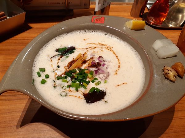 「鶏白湯ラーメン、黒」@RAMEN FACTORY TORISETSUの写真