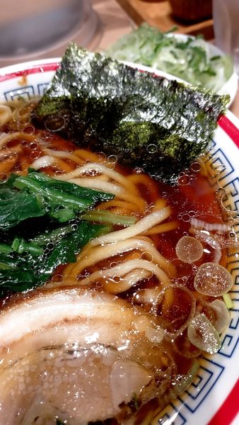 「醤油ラーメン　プラスねぎまし」@らーめん玉 田町店の写真