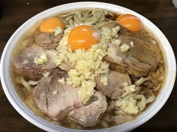 「大麺かため、野菜抜き、にんにく＋生卵みっつ」@らーめん玄の写真