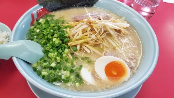 「プレミアム塩豚骨ラーメン　中　ネギ、コロチャートッピング」@山岡家 松本店の写真