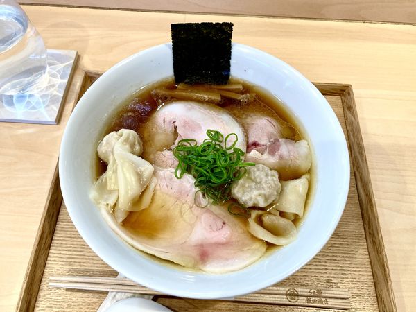 「わんたん入りしょうゆチャーシュー麺」@飯田商店 湯河原本店の写真
