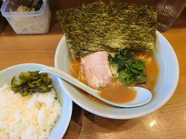 「ラーメン(並)650円＋ライス（無料）」@横浜家系ラーメン 武蔵家 秋津店の写真
