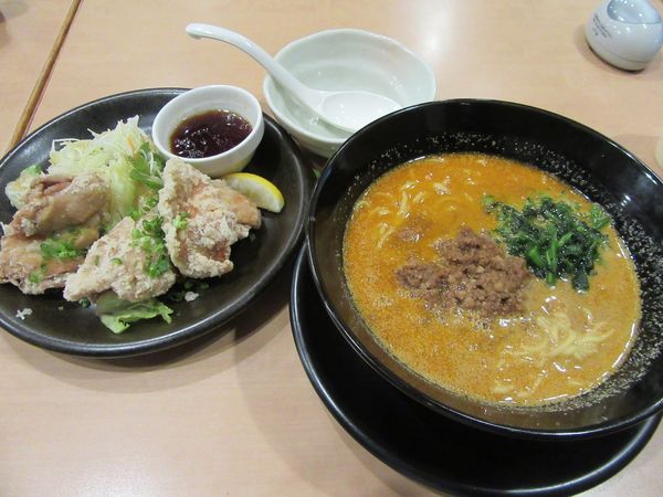 「ピリ辛肉味噌担担麺（７６９円）＋甘酢香味だれの油淋鶏７１４円」@ガスト 竜ケ崎ニュータウン店の写真