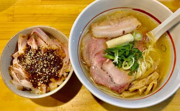「らーめん塩850  チャーシュー丼400」@川の先の上の写真