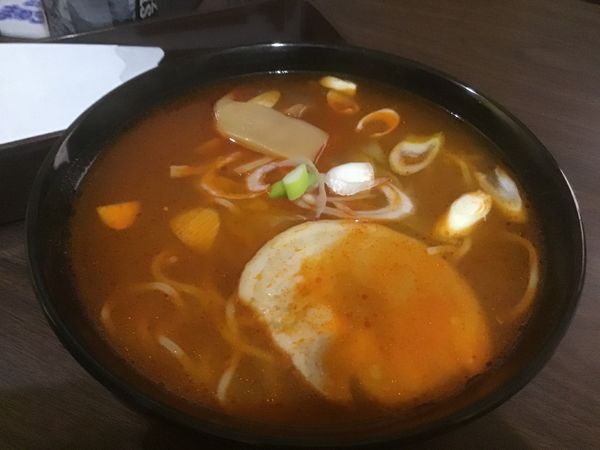 「地獄ラーメン693円(他ルーム料金30分500円)」@カラオケまねきねこ 柏駅前店の写真