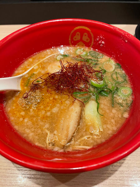 「AKA味玉付き（麺半分）3辛」@TOKYO 豚骨 BASE MADE by 博多一風堂 ecute品川サウス店の写真
